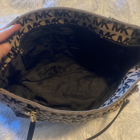 Michael kors purse - Picture 3 of 6